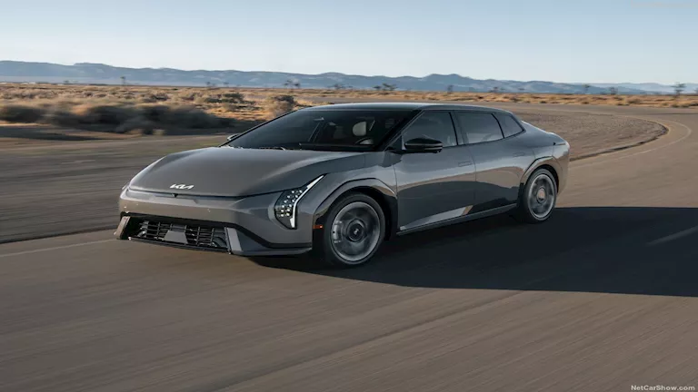 كيا تسعى لمنافسة هيونداي وفولكس فاجن بسيارتها EV4 الكهربائية