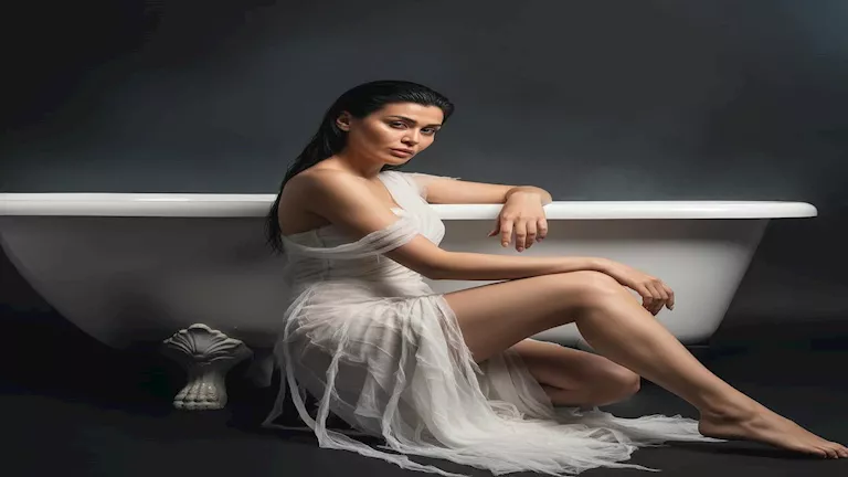 “أجمل نساء الدنيا”.. نادين الراسي وسط ورود سوداء في أحدث ظهور لها