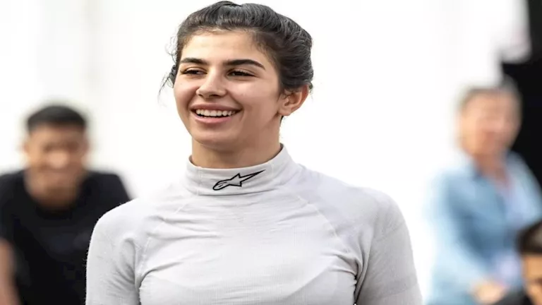 السعودية فرح اليوسف تسجل حضورها بمنافسات سباق فورمولا 4 لموسم 2025