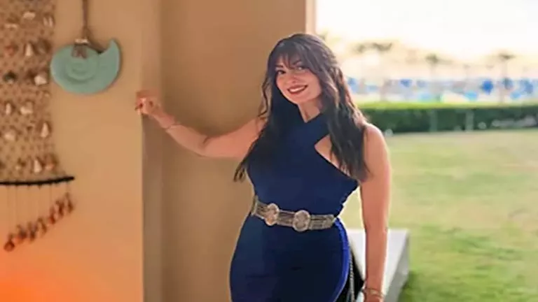 نرمين الفقي تتألق بإطلالة ناعمة بالأسود وتحمل قطتها بكل براءة