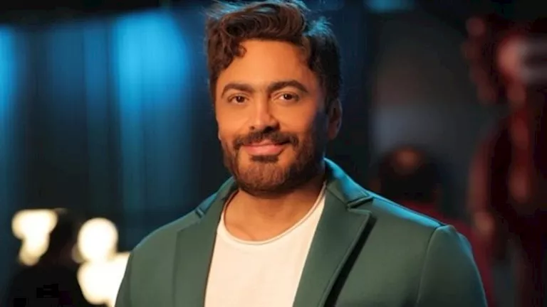 بالفيديو.. تامر حسني يمازح أسماء جلال ويفاجئها بلعبة “الساحر”