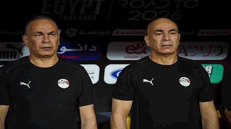 نجم الأهلي السابق يفجر مفاجأة بما يفعله لاعبي المنتخب مع حسام حسن