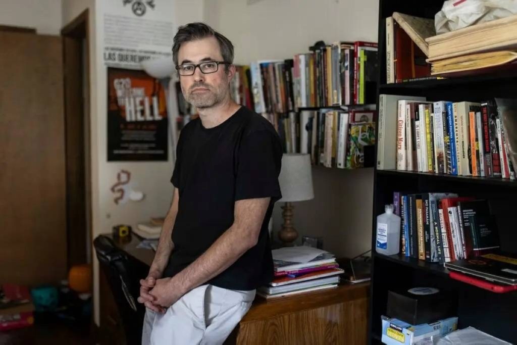 أستاذ جامعي يحاول الهروب من تهديدات قتل خطيرة