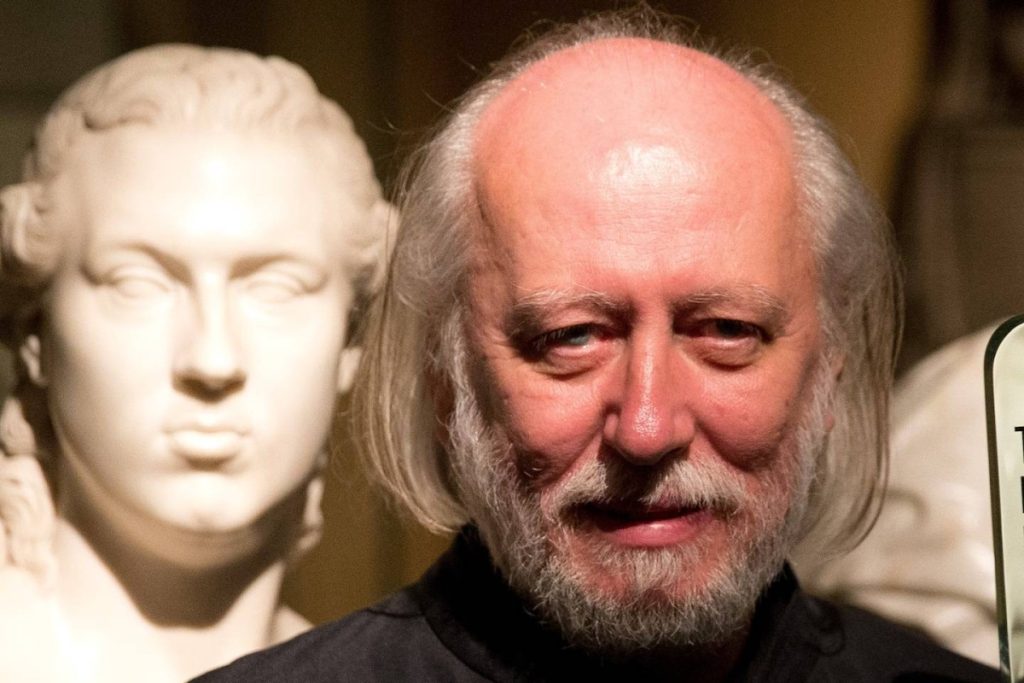 نوبل لـ«الأدب»: هل غيّر «سيد نهاية العالم» قواعد اللعبة؟