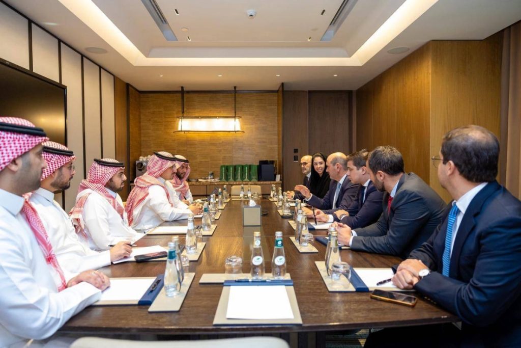 المسحل يلتقي رئيس الاتحاد الإسباني في جدة