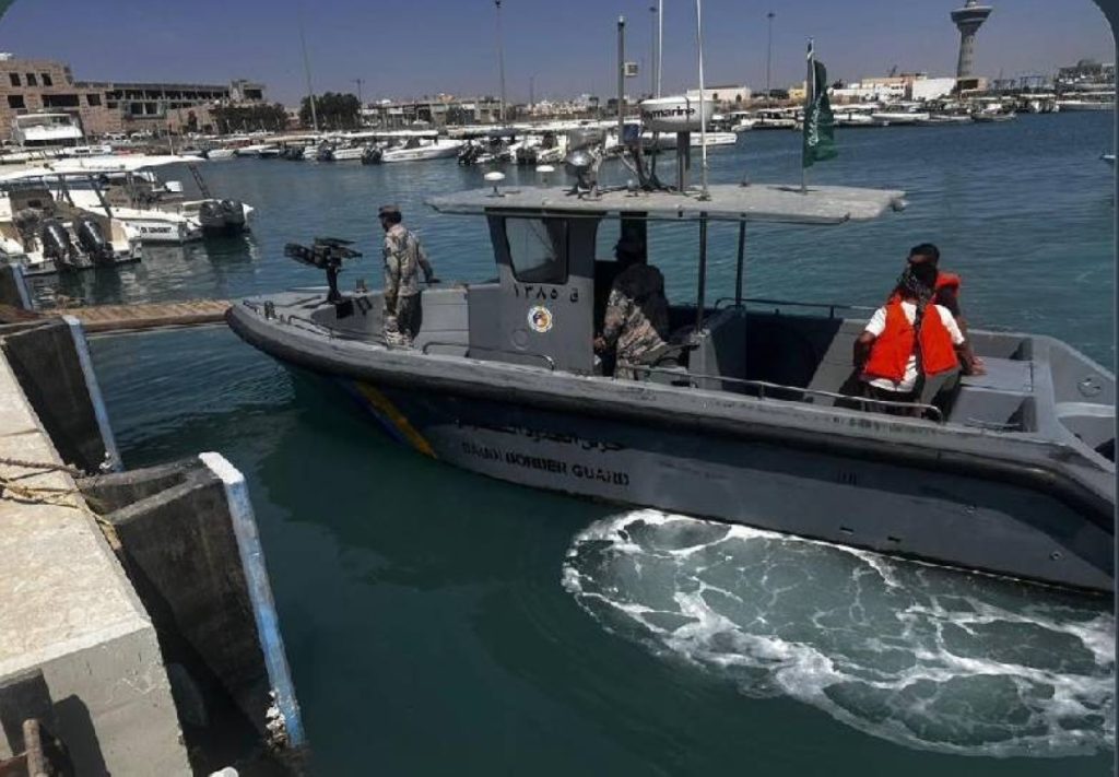 «حرس الحدود» بالمدينة المنورة ينقذ مواطنين تعطلت واسطتهما البحرية في عرض البحر