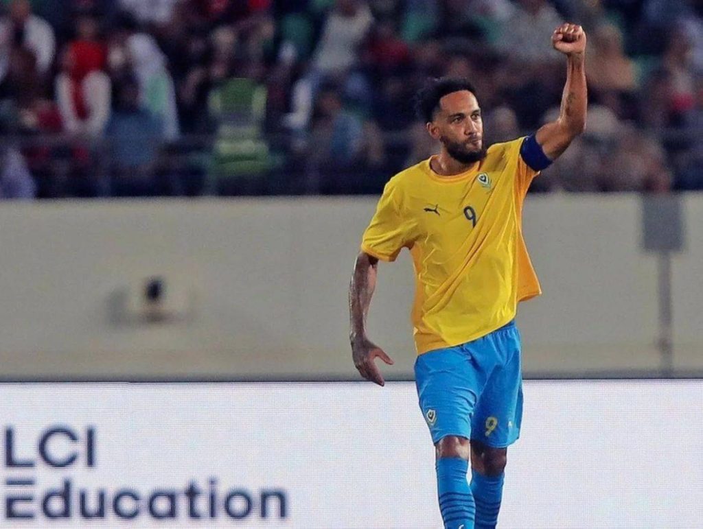 فعل كل شيء ممكن في كرة القدم.. أوباميانج يسجل «سوبر هاتريك» لمنتخب بلاده.. ويُطرد!