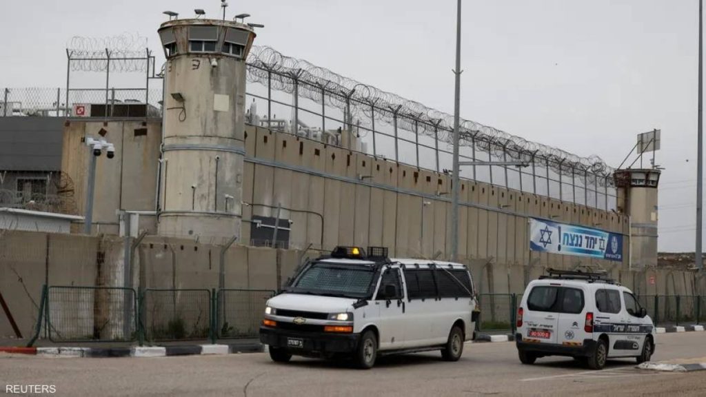 استعداداً لصفقة التبادل.. إسرائيل تنقل الأسرى الفلسطينيين