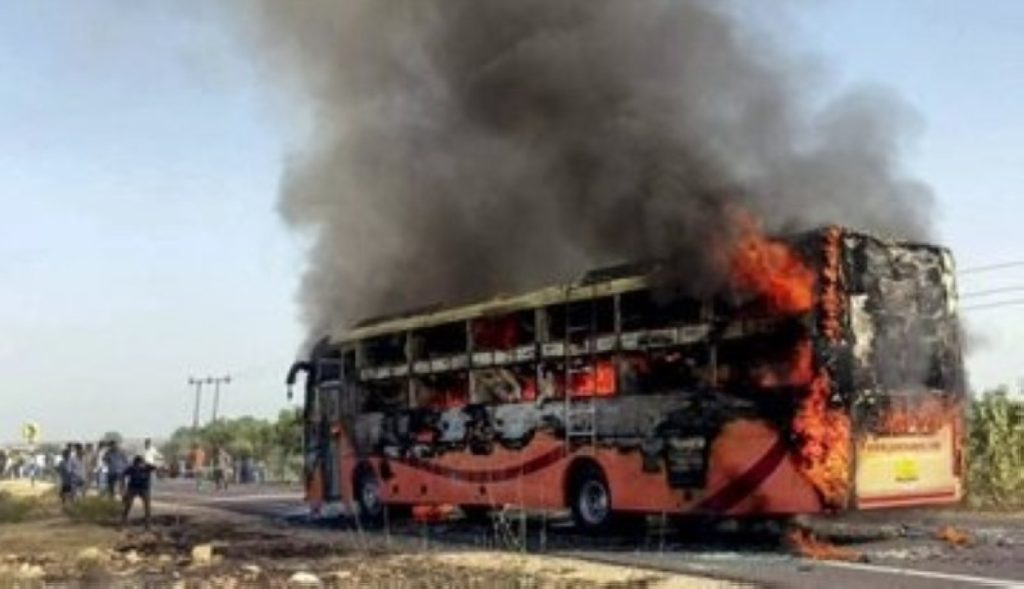 مأساة في الهند.. 20 قتيلاً في حريق حافلة بسبب «تماس»
