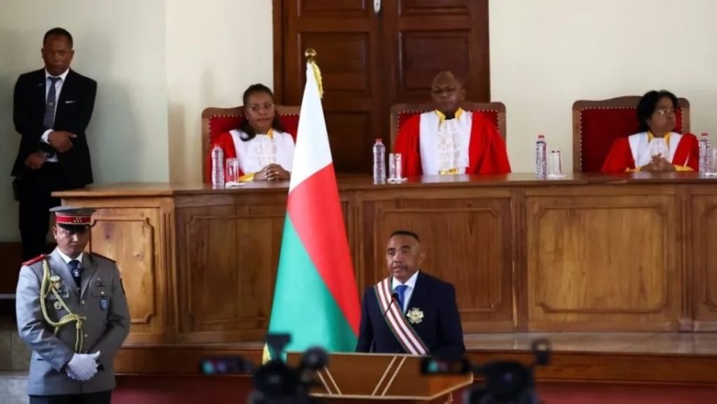 قائد وحدة عسكرية يؤدي اليمين حاكماً لمدغشقر