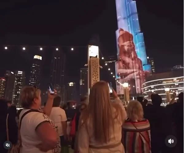 برج خليفة» يتزين بألوان علم مصر وصور فرعونية مبهرة احتفالًا بالمتحف المصري الكبير