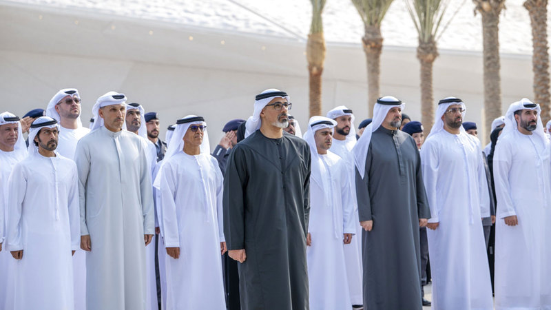 خالد بن محمد يرفع عَلَم الدولة أمام متحف زايد الوطني