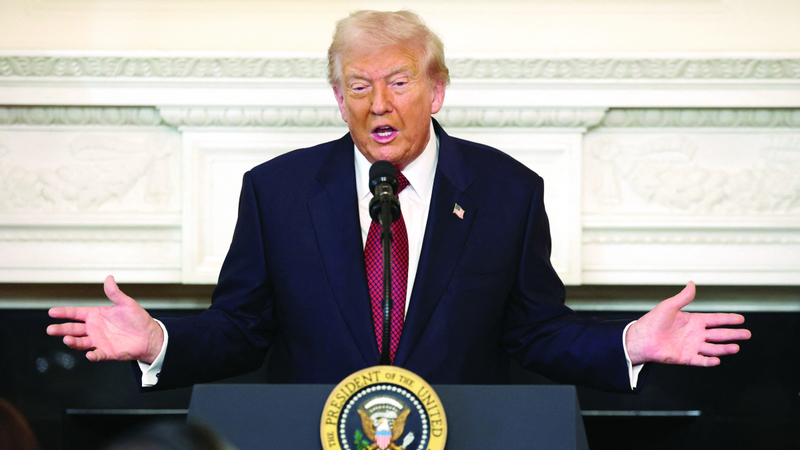 إلزام البيت الأبيض بإعادة مترجمي لغة الإشارة إلى المؤتمرات الصحافية