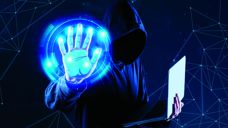 أشخاص يقعون في فخ الاحتيال الإلكتروني لأسباب نفسية واجتماعية