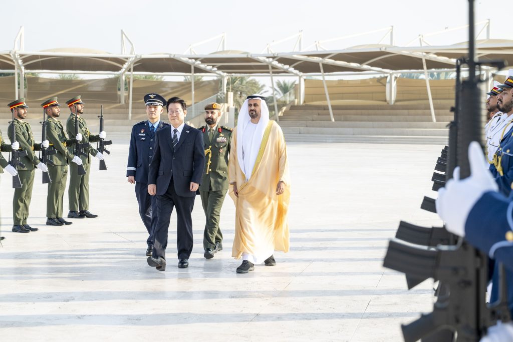 ذياب بن محمد بن زايد يستقبل رئيس جمهورية كوريا في واحة الكرامة