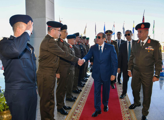 الرئيس السيسي يوجه بضبط الشارع والتعامل الفوري مع المشكلات خلال زيارته للأكاديمية العسكرية