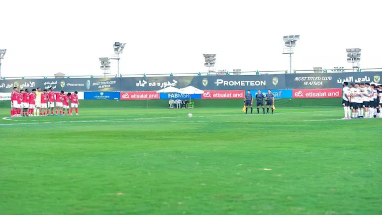لاعبو الأهلي والزمالك يقفون دقيقة حداد على روح محمد صبري (صور)
