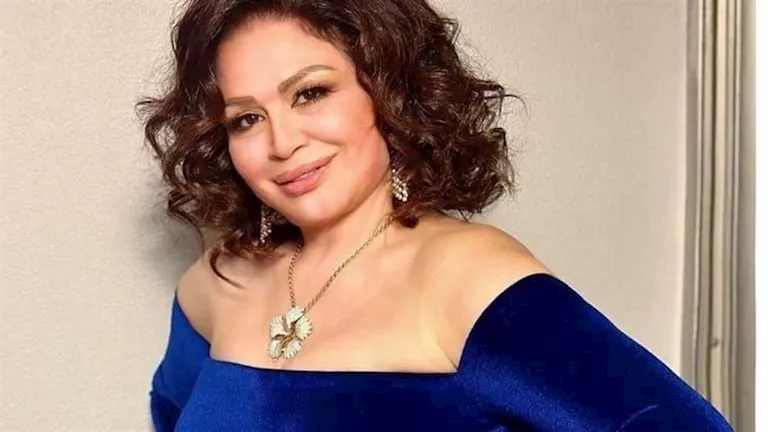 كفتاة عشرينية.. إلهام شاهين بفستان طاووس في مهرجان البحر الأحمر