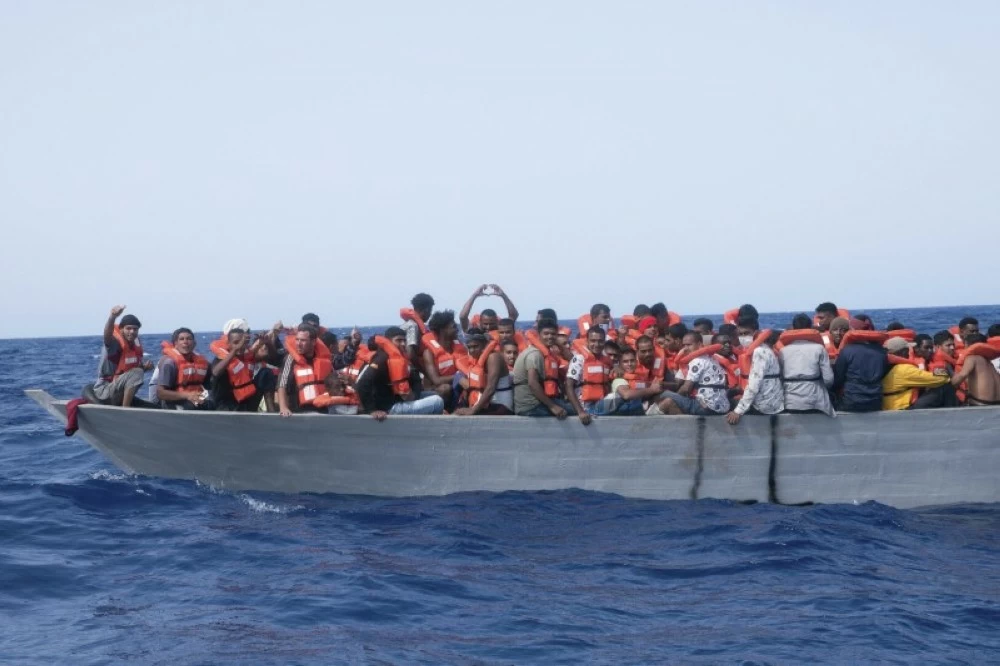 مقتل 42 في غرق سفينة مهاجرين قبالة ليبيا