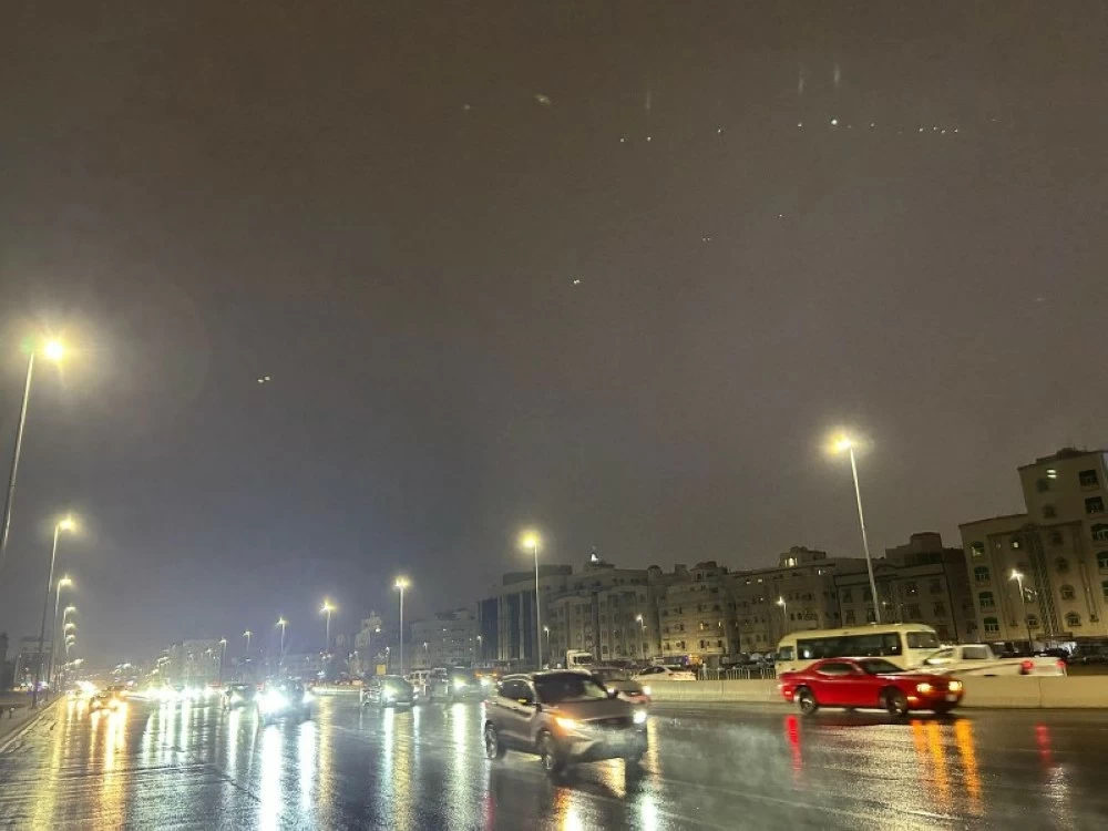 «العروس» تتنفس نسيم المطر