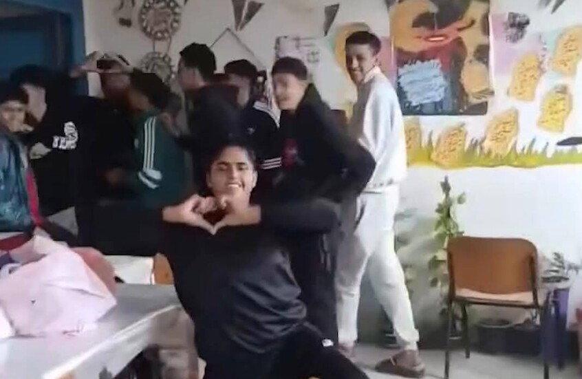 طلاب يستهزئون بمعلمتهم داخل مدرسة في الإسكندرية.. ووزارة التعليم تبدأ التحقيق