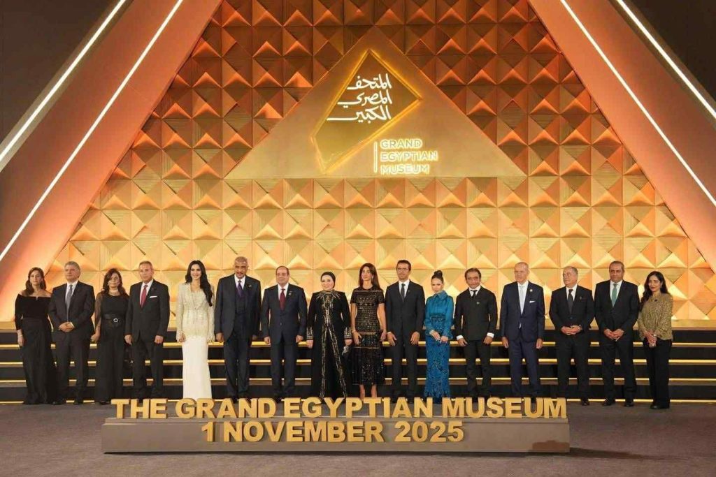 الرئيس السيسي وقرينته يلتقطان صورة تذكارية مع رعاة حفل افتتاح المتحف المصري الكبير