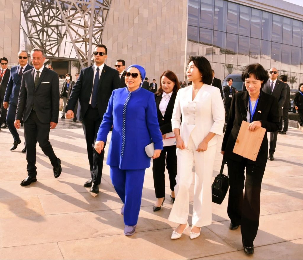 السيدة انتصار السيسي تصطحب قرينة الرئيس الكوري في جولة داخل المتحف المصري الكبير