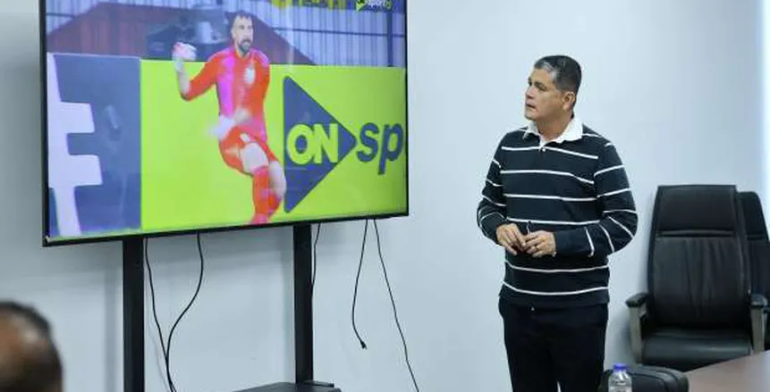 أوسكار رويز يراجع 9 حكام في قرارات المباريات