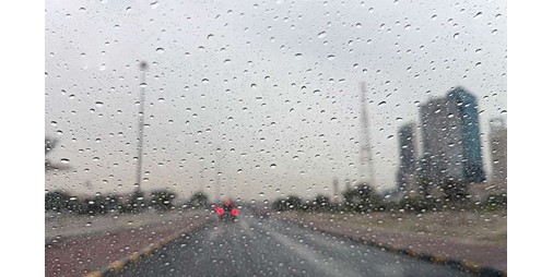 الداخلية تدعو لضرورة الالتزام بإرشادات السلامة المرورية خلال هطول الأمطار