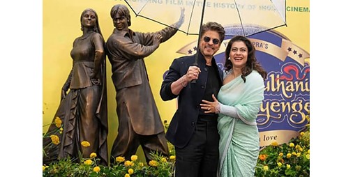 تكريم أيقونات بوليوود في قلب لندن تمثال لشاروخان وكاجول يجذب آلاف المعجبين
