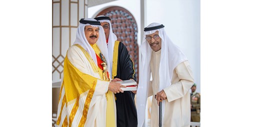 العاهل البحريني يمنح وسام البحرين للشاعر بدر بورسلي