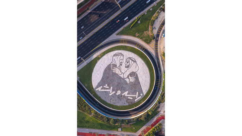 صورة زايد وراشد تزيّن الدوار المقابل لمبنى «البرواز» الأيقوني