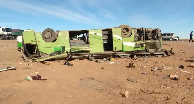حادث مأساوي في الجزائر.. مصرع 14 وإصابة 34 آخرين في انقلاب حافلة