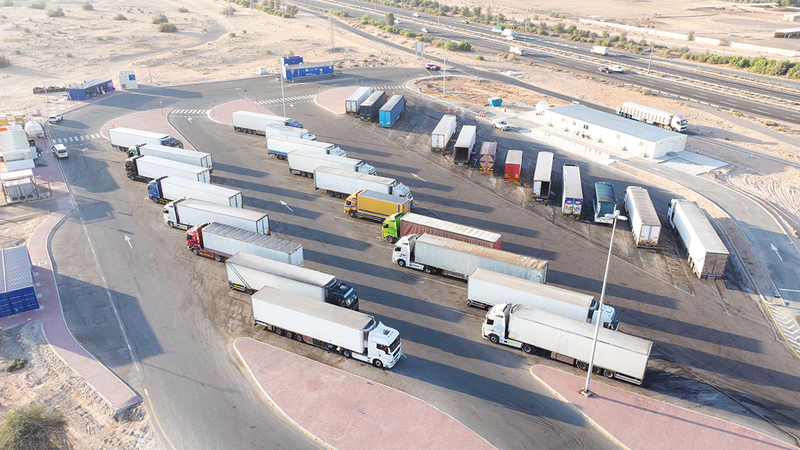 حملة تفتيش موسعة في دبي للحد من الوقوف العشوائي للشاحنات