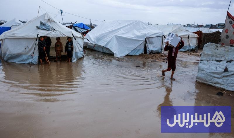 الأمطار تغرق خيام نازحين في غزة