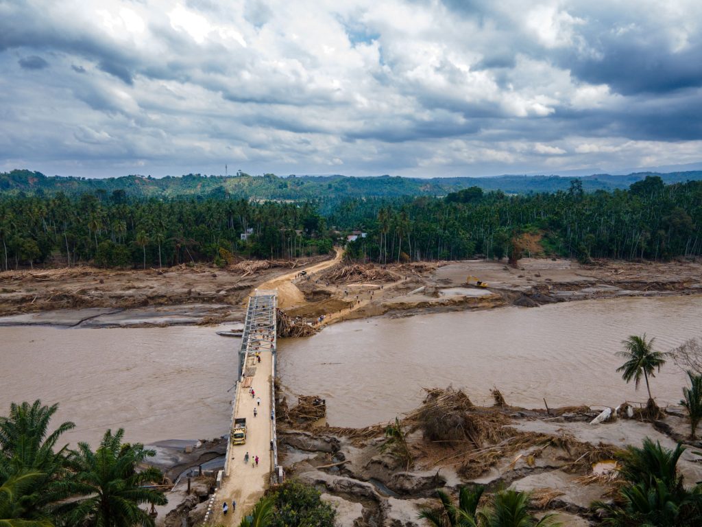 حصيلة ضحايا فيضانات إندونيسيا تتجاوز 1000 قتيل