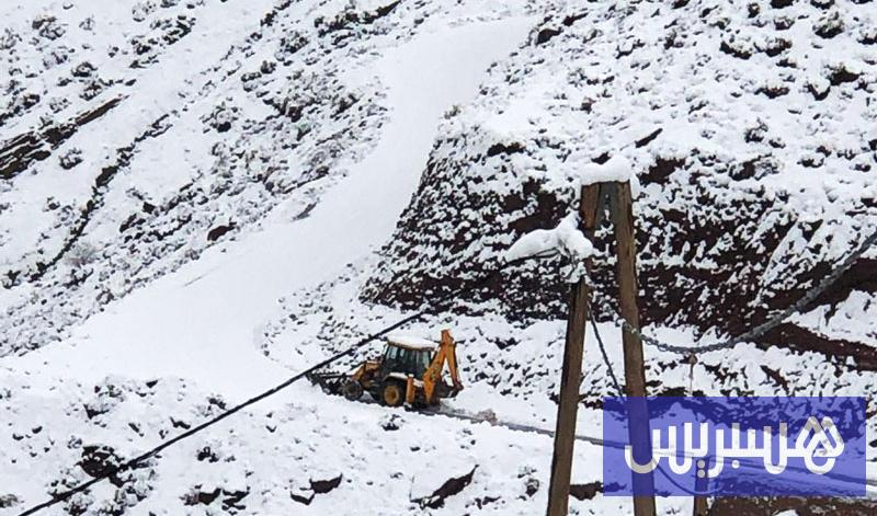 تدخلات تزيح الثلج عن طرقات مغلقة