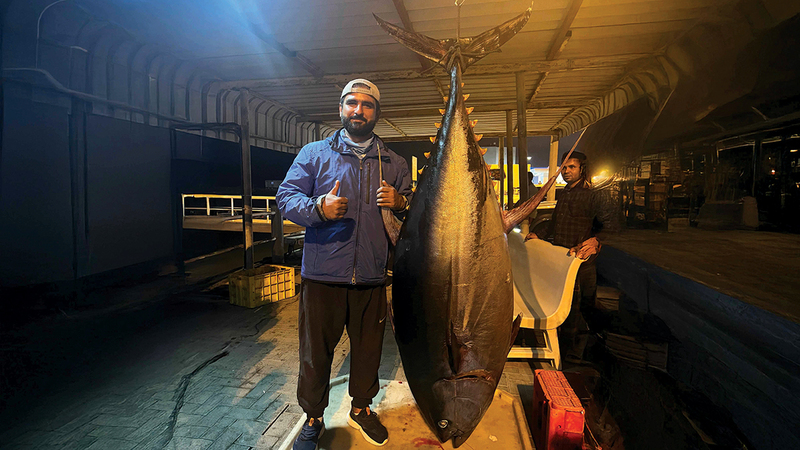 صياد مواطن يوثّق صيد «أم قوس» عملاقة بوزن 137 كيلوغراماً