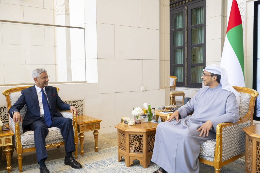 منصور بن زايد يبحث مع وزير الشؤون الخارجية الهندي تعزيز التعاون