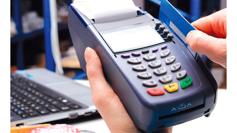 متاجر ومؤسسات تفرض رسوماً إضافية عند الدفع ببطاقات الائتمان