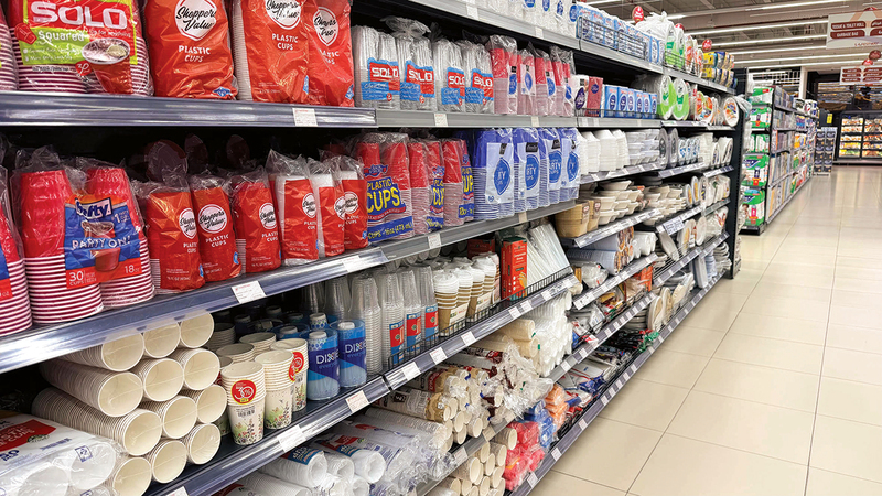 اعتباراً من يناير 2026.. أدوات المائدة «البلاستيكية» خارج الأسواق المحلية