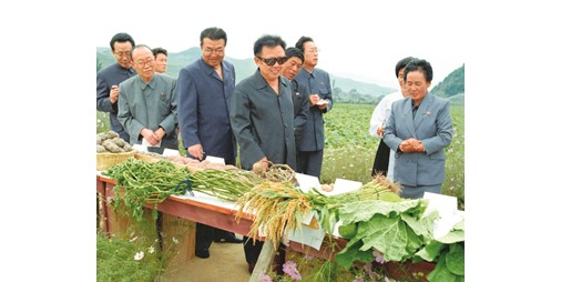 السفارة الكورية كيم جونغ إيل كان رجل دولة وسياسيا استثنائيا