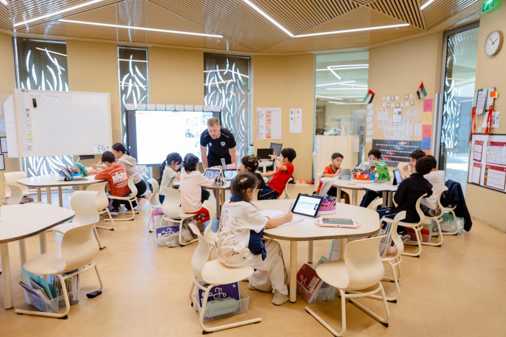 تمكين مدارس دبي الخاصة من “التعلم عن بعد” أيام الجمعة بطلب رسمي