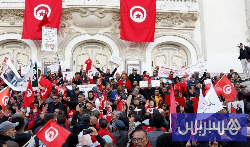 معارض تونسي يتهم قيس سعيّد بالاستقواء بالجزائر لتلميع “شعبية وهمية”