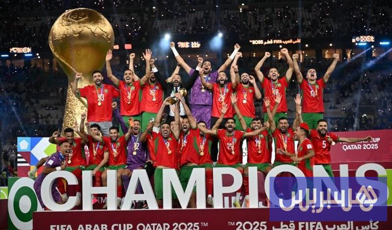 لاعبو “الرديف” يهدون الكأس للملك