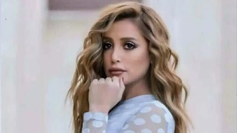 “الأسود يليق بها”.. إطلالة ساحرة لـ مرام علي