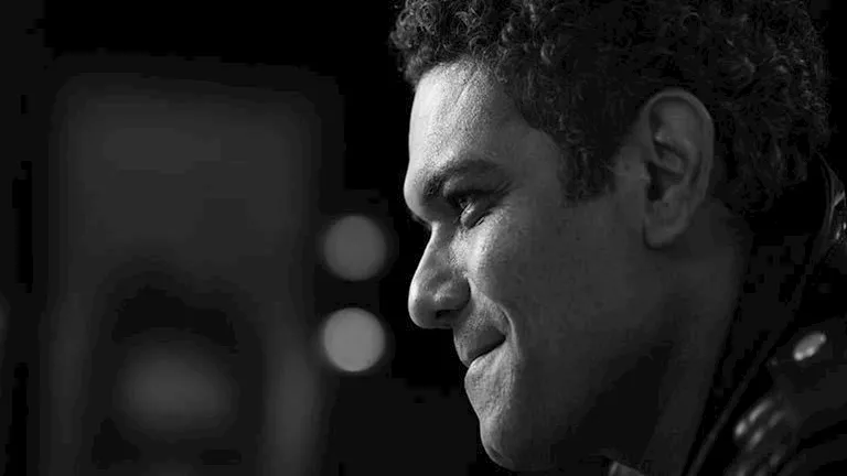 آسر ياسين بإطلالة كاجول أنيقة