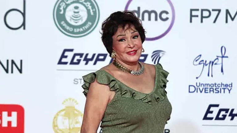 فستان أسود شفاف.. لبلبة تخطف الأنظار على السجادة الحمراء بإطلالة ملفتة