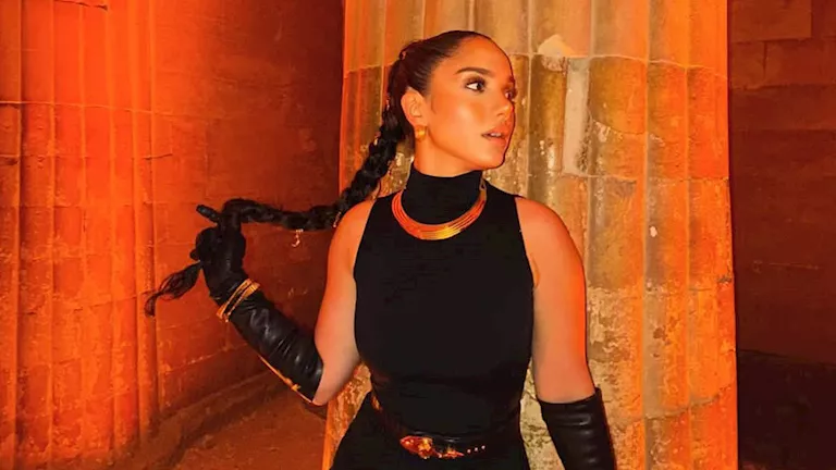 رنا رئيس بإطلالة جذابة.. كيف نسقت الإكسسوارات مع الفستان؟