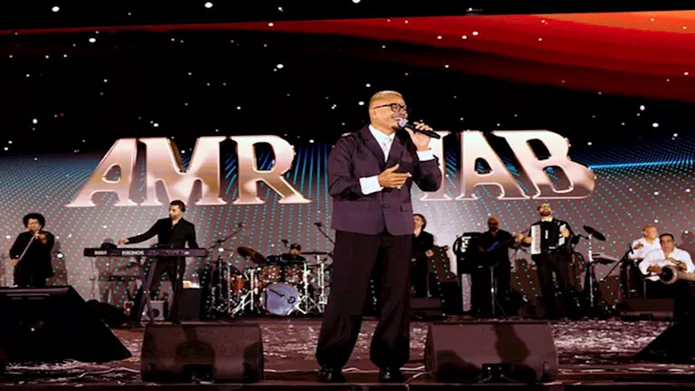 عمرو دياب يخطف الأنظار في حفله الأخير (صور)